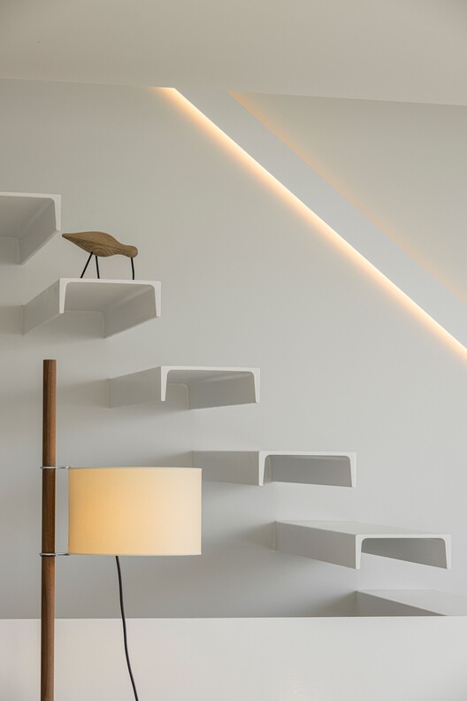Beira Mar II House / Paulo Martins - Interior Photography, Stairs, Wood, Lighting, Handrail