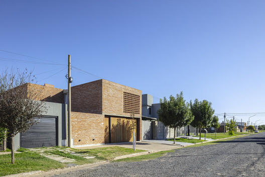 Casa LM / Guido Aybar Maino + Eduardo Dipre Mazza