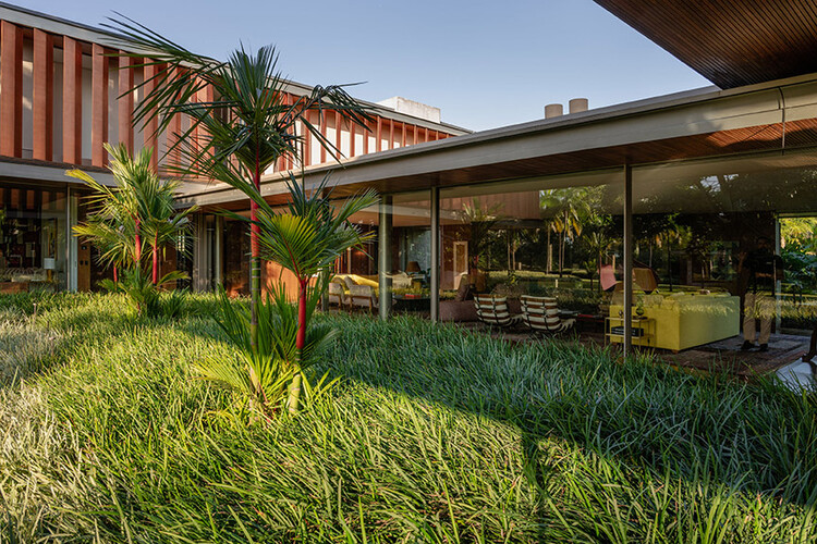 Building Lightness Through Glass and Frames - Image 5 of 10