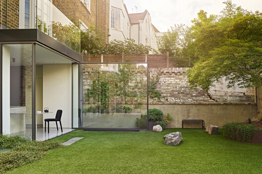 Building Lightness Through Glass and Frames - Image 6 of 10