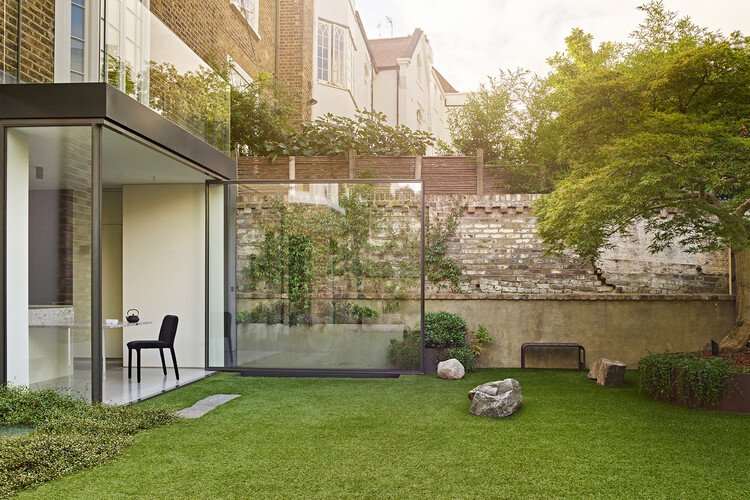 Building Lightness Through Glass and Frames - Image 6 of 10