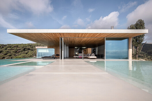 Building Lightness Through Glass and Frames - Image 1 of 10