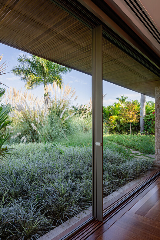 Building Lightness Through Glass and Frames - Image 4 of 10