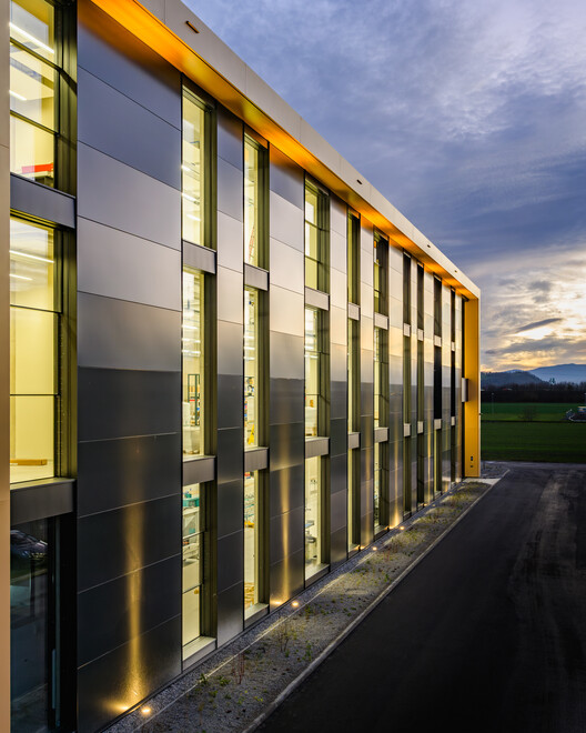 Building Lightness Through Glass and Frames - Image 3 of 10