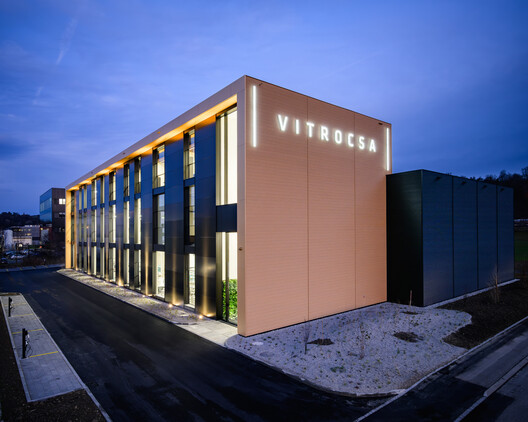 Building Lightness Through Glass and Frames - Image 7 of 10