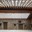 Pabellón de tejas de vidrio / Héctor Navarro + ARKHITEKTON + Rodia Valladares + Ana María Flor - Fotografía interior, Arquitectura De Uso Mixto, Patio interior, Fijación Vigas