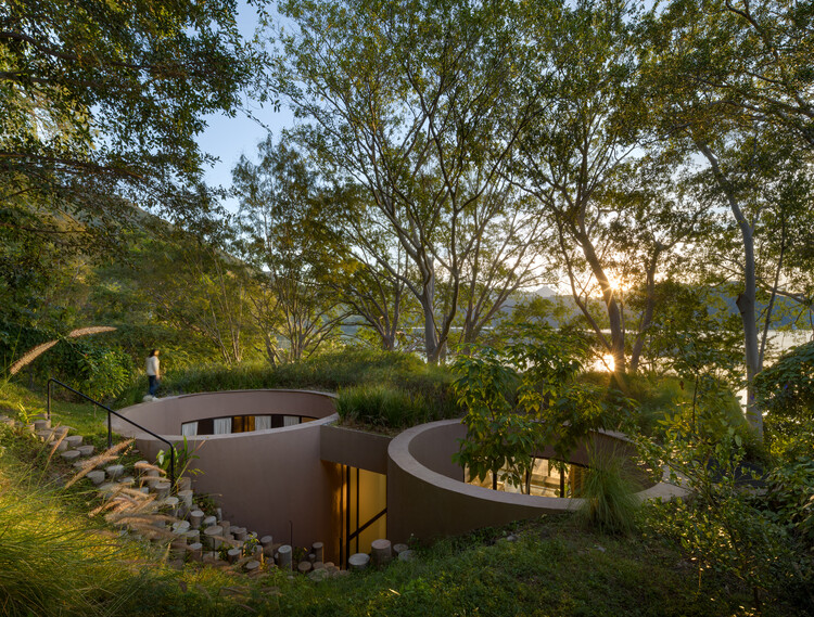 Casa Santa María del Oro / Mauricio Ceballos X Architects - Casas