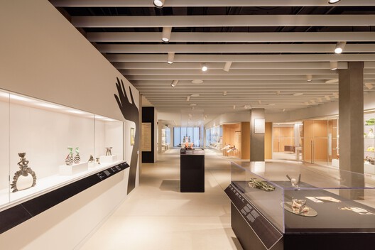 Gardiner Museum / Montgomery Sisam Architects + Andrew Jones Design - Interior Photography, Kitchen, Lighting