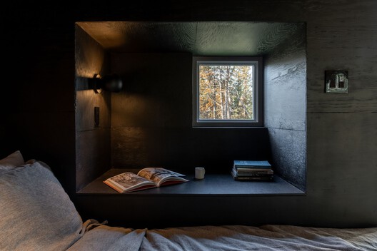Scotch Chalet / CARTA. Architecte + Designer - Interior Photography, Wood, Lighting, Bedroom