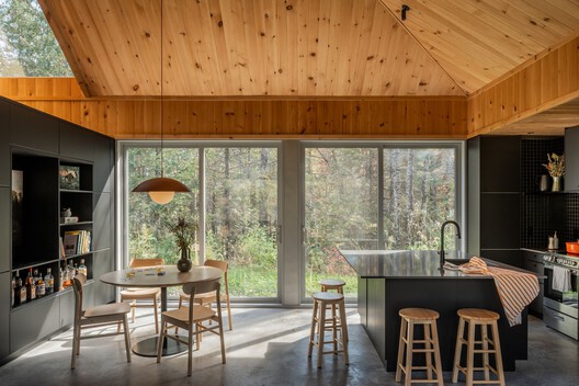 Scotch Chalet / CARTA. Architecte + Designer - Interior Photography, Dining room, Kitchen, Wood, Countertop, Table, Lighting, Chair, Glass