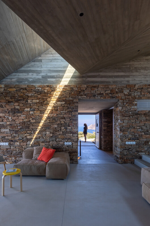 Toward the Sun Summerhouse / Tassos Biris - Sofia Tsiraki & Associate Architects - Interior Photography, Living Room, Concrete
