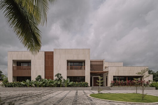 PBR House / Studio Saransh
