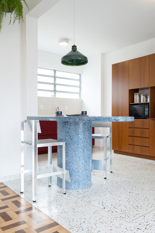 Black Pearl Apartment / Julia Peres.Co Arquitetura Black Pearl Apartment / Julia Peres.Co Arquitetura - Interior Photography, Chair