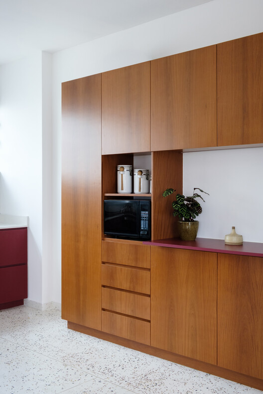 Black Pearl Apartment / Julia Peres.Co Arquitetura Black Pearl Apartment / Julia Peres.Co Arquitetura - Interior Photography, Kitchen, Wood, Shelving