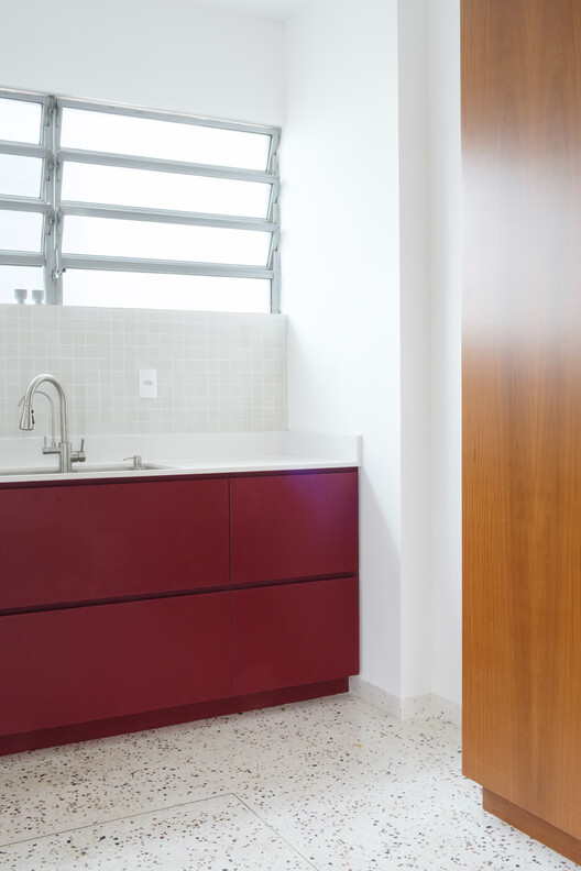 Black Pearl Apartment / Julia Peres.Co Arquitetura Black Pearl Apartment / Julia Peres.Co Arquitetura - Interior Photography, Wood, Countertop