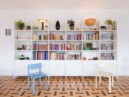 Black Pearl Apartment / Julia Peres.Co Arquitetura Black Pearl Apartment / Julia Peres.Co Arquitetura - Interior Photography, Closet, Shelving, Wood