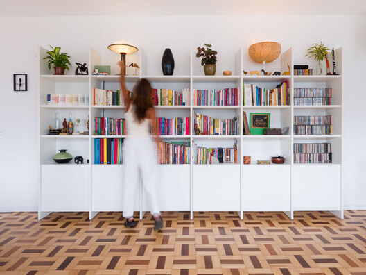 Black Pearl Apartment / Julia Peres.Co Arquitetura Black Pearl Apartment / Julia Peres.Co Arquitetura - Interior Photography, Closet, Shelving, Wood