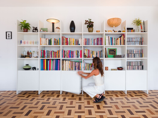 Black Pearl Apartment / Julia Peres.Co Arquitetura Black Pearl Apartment / Julia Peres.Co Arquitetura - Interior Photography, Closet, Shelving