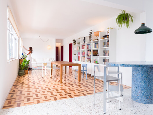 Black Pearl Apartment / Julia Peres.Co Arquitetura Black Pearl Apartment / Julia Peres.Co Arquitetura - Interior Photography, Closet, Wood, Chair