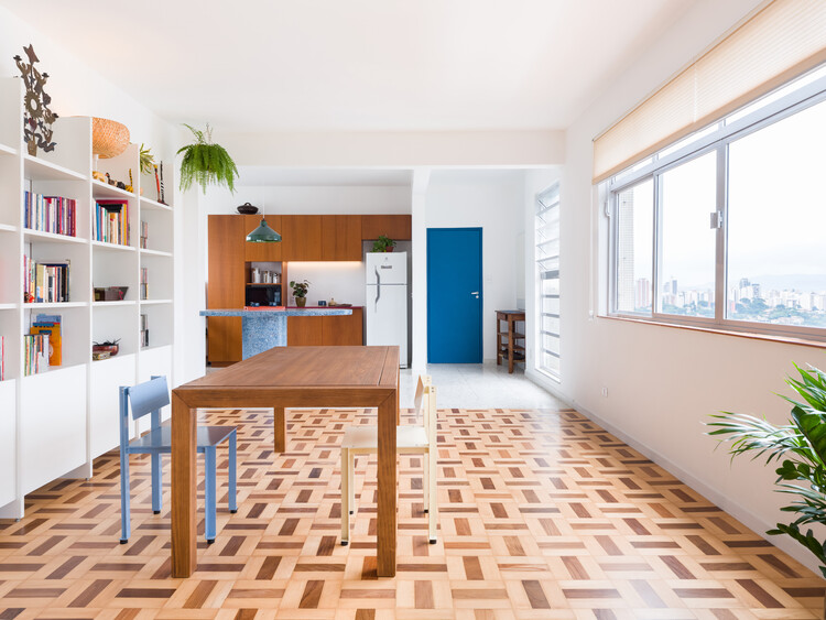 Black Pearl Apartment / Julia Peres.Co Arquitetura - Interior Photography, Wood, Lighting, Chair