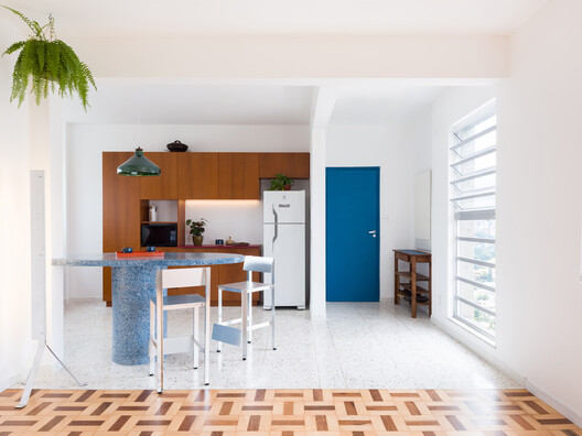 Black Pearl Apartment / Julia Peres.Co Arquitetura Black Pearl Apartment / Julia Peres.Co Arquitetura - Interior Photography, Wood, Chair