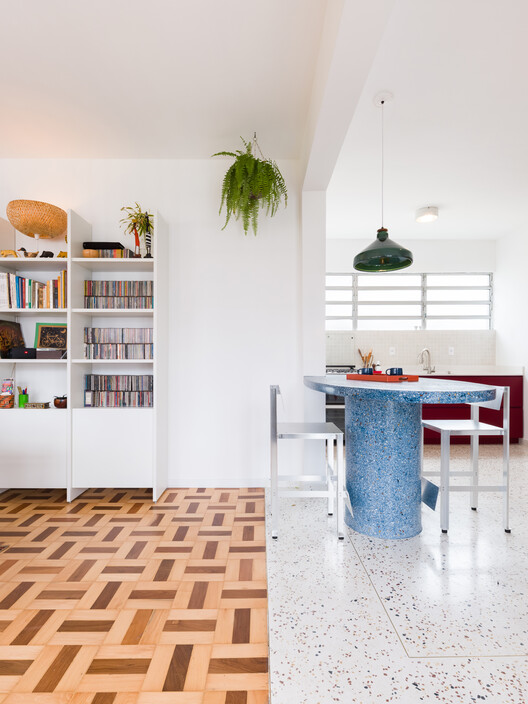 Black Pearl Apartment / Julia Peres.Co Arquitetura Black Pearl Apartment / Julia Peres.Co Arquitetura - Interior Photography, Wood, Chair
