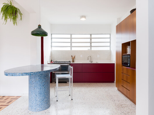 Black Pearl Apartment / Julia Peres.Co Arquitetura Black Pearl Apartment / Julia Peres.Co Arquitetura - Interior Photography, Kitchen, Wood, Lighting, Countertop