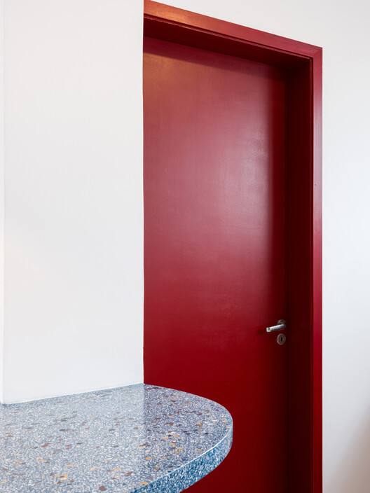 Black Pearl Apartment / Julia Peres.Co Arquitetura Black Pearl Apartment / Julia Peres.Co Arquitetura - Interior Photography, Wood, Door