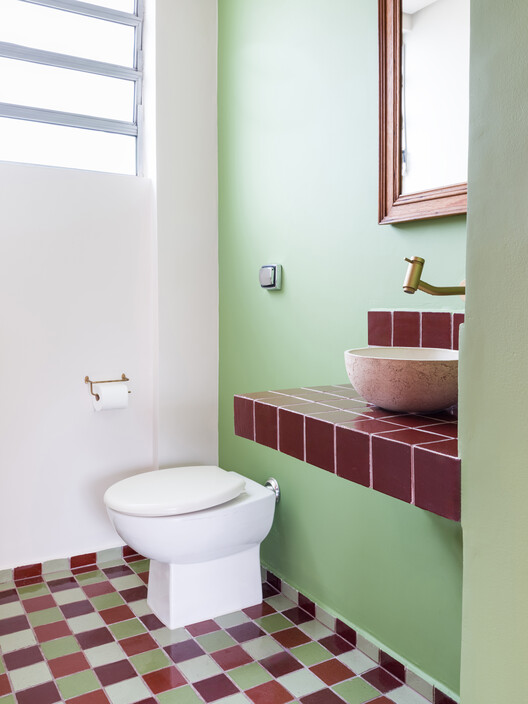 Black Pearl Apartment / Julia Peres.Co Arquitetura Black Pearl Apartment / Julia Peres.Co Arquitetura - Interior Photography, Bathroom, Toilet, Sink