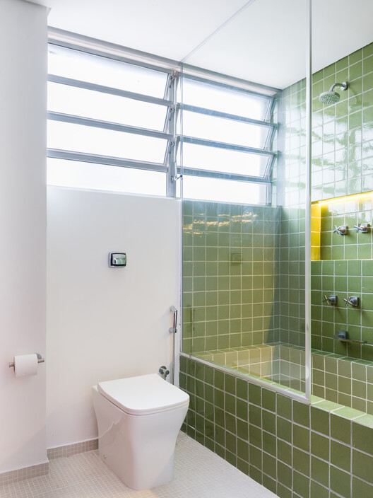 Black Pearl Apartment / Julia Peres.Co Arquitetura Black Pearl Apartment / Julia Peres.Co Arquitetura - Interior Photography, Bathroom, Toilet, Glass, Shower
