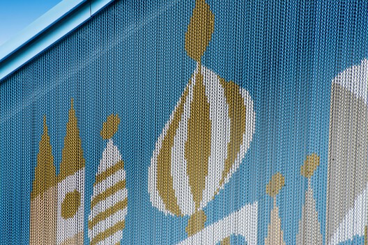 A Picture Worth a Thousand Pixels: Turning Disneyland Paris into a Canvas - Image 3 of 7