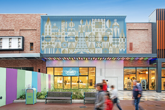 A Picture Worth a Thousand Pixels: Turning Disneyland Paris into a Canvas - Image 1 of 7