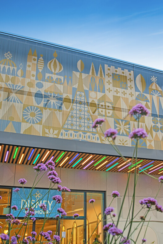 A Picture Worth a Thousand Pixels: Turning Disneyland Paris into a Canvas - Image 4 of 7