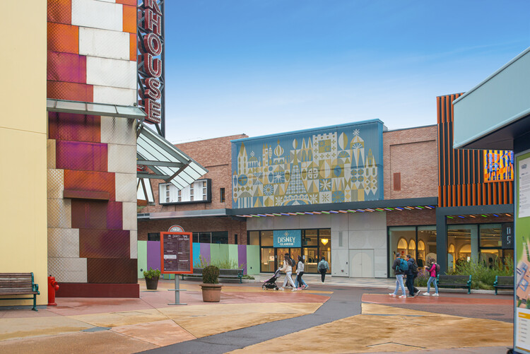 A Picture Worth a Thousand Pixels: Turning Disneyland Paris into a Canvas - Image 7 of 7