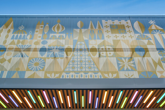 A Picture Worth a Thousand Pixels: Turning Disneyland Paris into a Canvas - Image 6 of 7