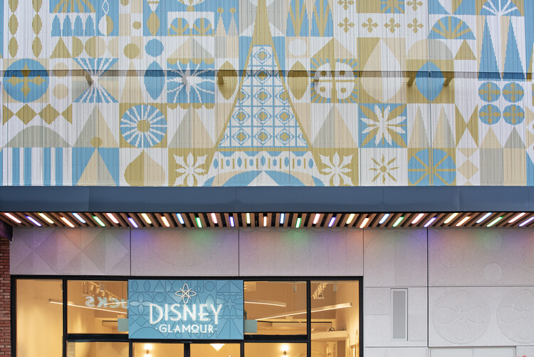 A Picture Worth a Thousand Pixels: Turning Disneyland Paris into a Canvas - Image 5 of 7