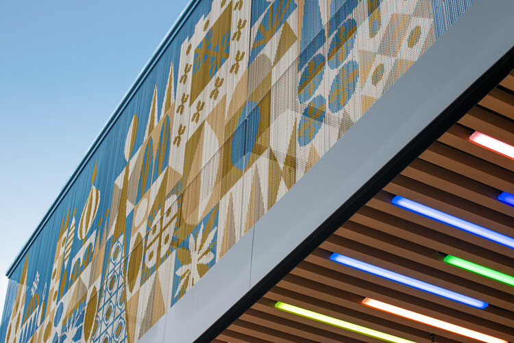 A Picture Worth a Thousand Pixels: Turning Disneyland Paris into a Canvas - Image 2 of 7