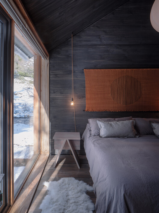 House on the Cautín River / Iragüen Viñuela Arquitectos House on the Cautín River / Iragüen Viñuela Arquitectos - Interior Photography, Bedroom, Wood, Bed