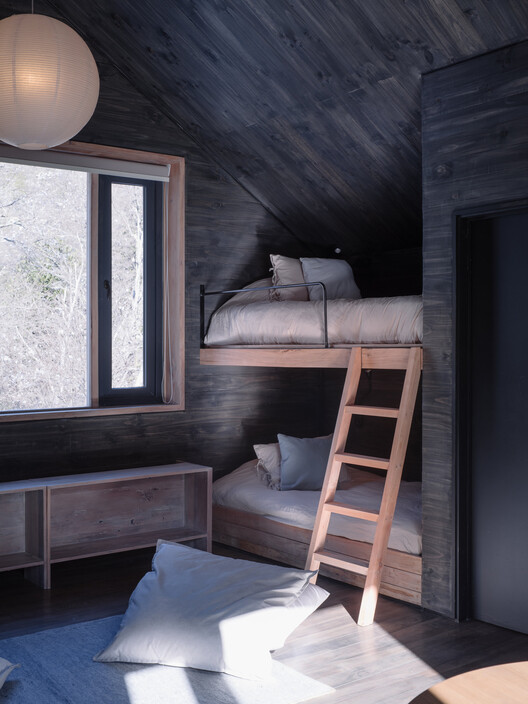 House on the Cautín River / Iragüen Viñuela Arquitectos House on the Cautín River / Iragüen Viñuela Arquitectos - Interior Photography, Bedroom, Bed, Wood, Lighting
