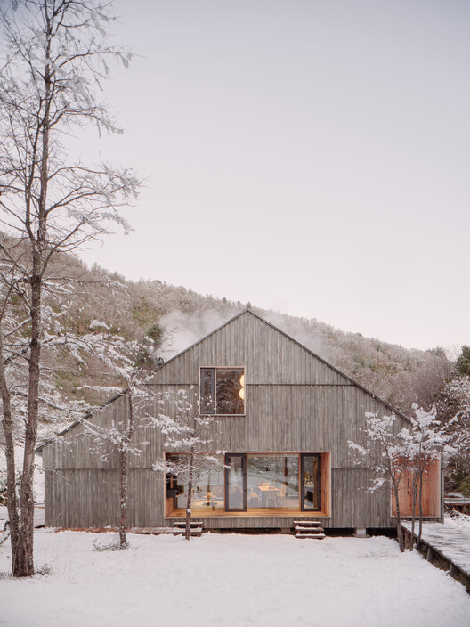 Casa sobre el Río Cautin / Iragüen Viñuela Arquitectos - fotografía exterior, madera