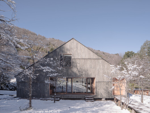 House on the Cautín River / Iragüen Viñuela Arquitectos House on the Cautín River / Iragüen Viñuela Arquitectos - Exterior Photography, Wood