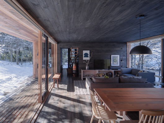 House on the Cautín River / Iragüen Viñuela Arquitectos House on the Cautín River / Iragüen Viñuela Arquitectos - Interior Photography, Living Room, Wood, Door