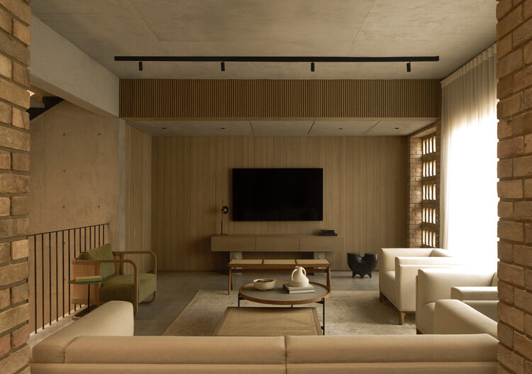 砖屋 / Studio VDGA - 室内图, 起居室, 木头, 沙发, 灯, 桌子