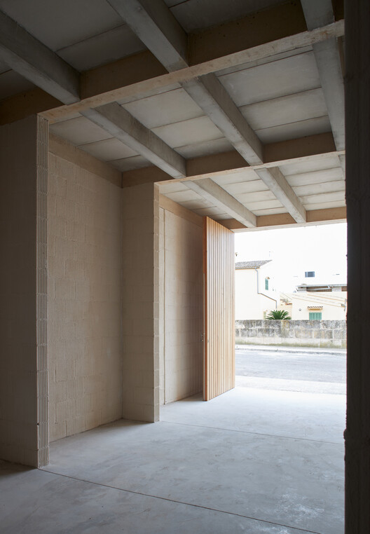Ten Social Housing Units in Santa Margalida, Mallorca / Javier Gavín + Siddartha Rodrigo + Juan Moreno + DATAAE - Image 4 of 20