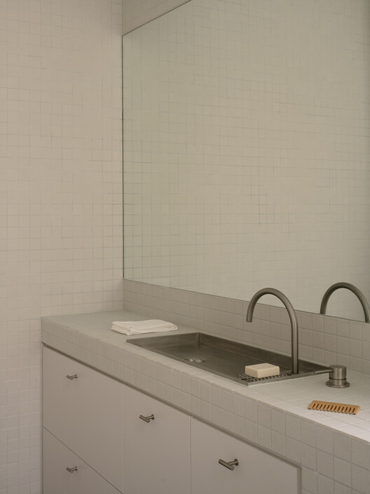 No.23 Residence / Tristan Burfield No.23 Residence / Tristan Burfield - Interior Photography, Bathroom, Glass, Sink