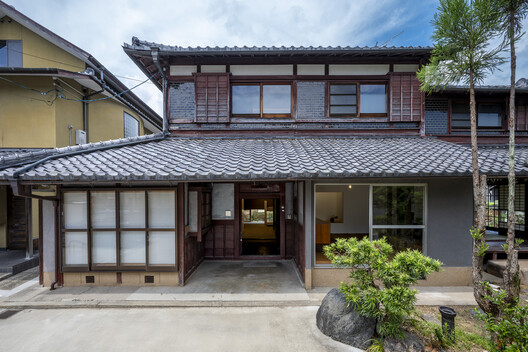 Old Folk House in Iwakura / td-Atelier Old Folk House in Iwakura / td-Atelier - Exterior Photography, Wood, Door, Balcony