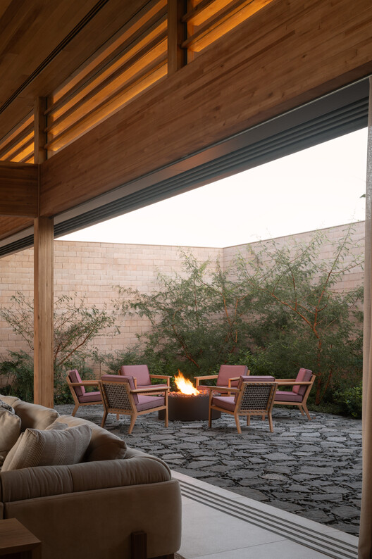 Residência CR / Lucas Takaoka - Fotografia de Interiores, Sala de Estar, Madeira, Pátio