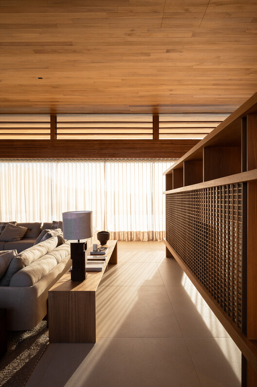 Residência CR / Lucas Takaoka - Fotografia de Interiores, Sala de Estar, Madeira, Iluminação