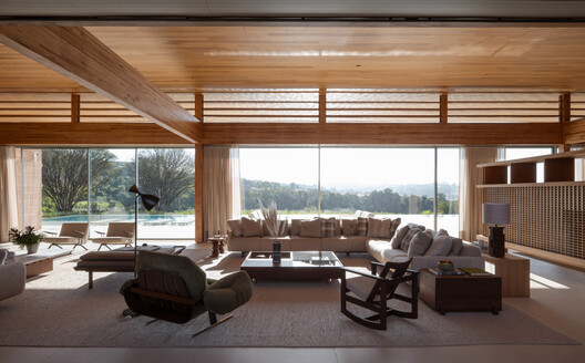 Residência CR / Lucas Takaoka - Fotografia de Interiores, Sala de Estar, Madeira, Sofá, Cadeira