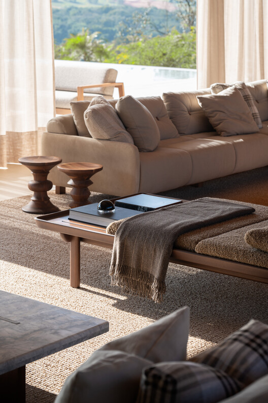 Residência CR / Lucas Takaoka - Fotografia de Interiores, Sala de Estar, Sofá, Mesa, Cadeira